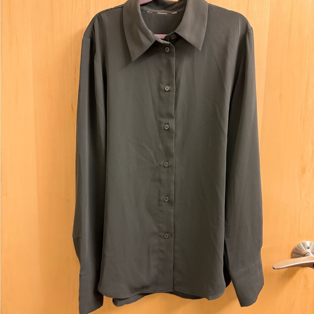 Classic Long-Sleeve Button-Up Shirt in Dark Blue/Green